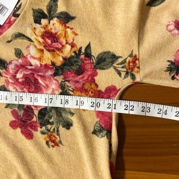 Honeyme Cream Floral Long Sleeve Top NWT - Picture 6 of 7